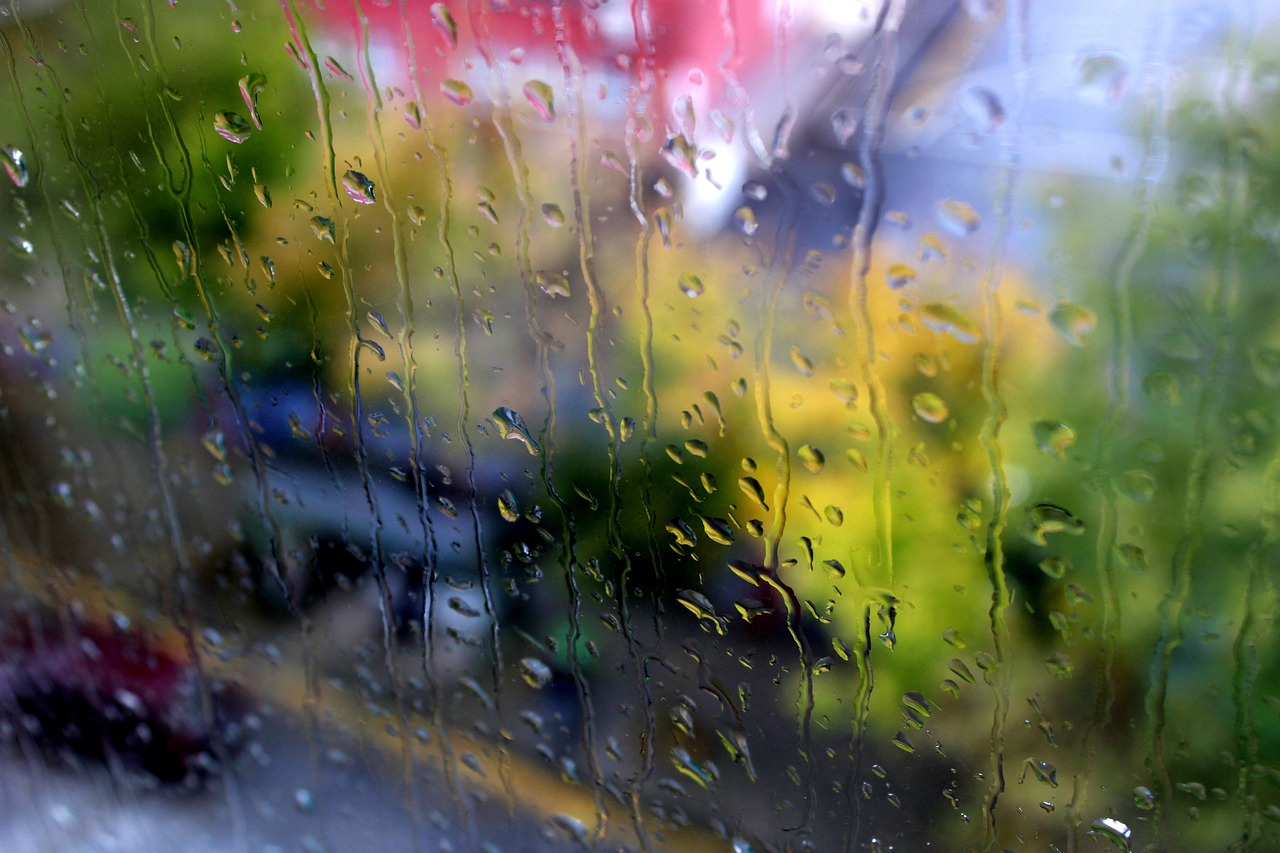 近日暴雨侵袭的地区及其影响，今天的天气状况分析